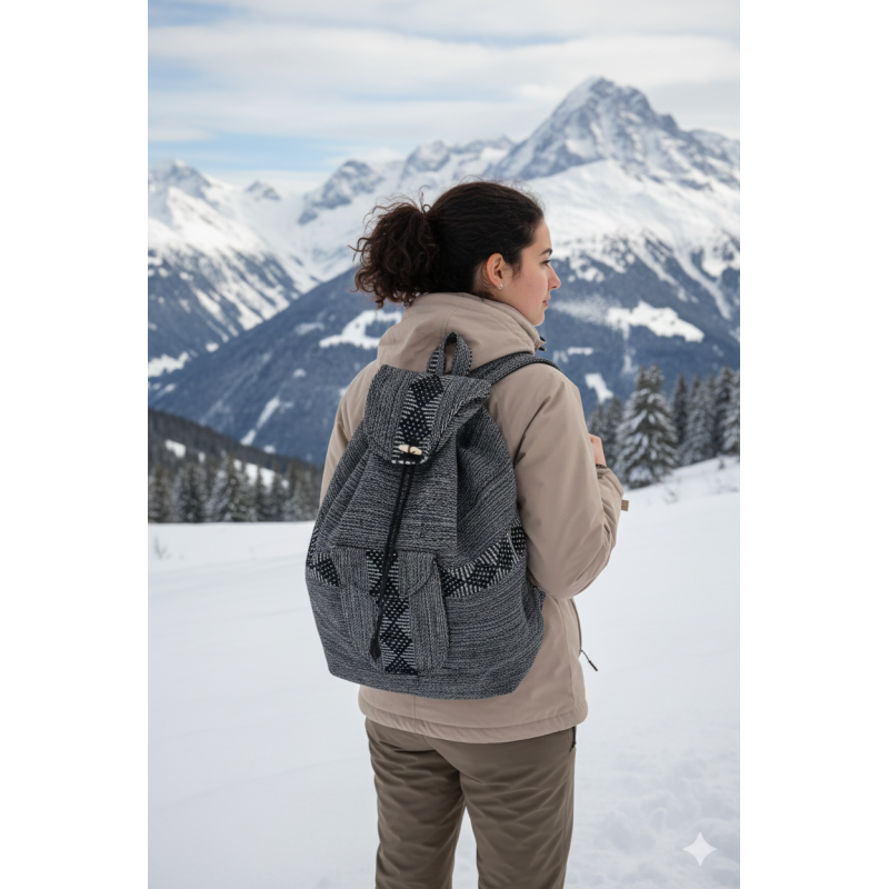 Grauer geflochtener Rucksack