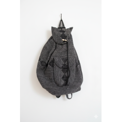 Grauer geflochtener Rucksack